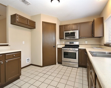 18203 Brooknoll Drive - Photo Thumbnail 5