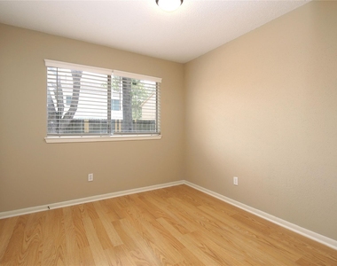 18203 Brooknoll Drive - Photo Thumbnail 12