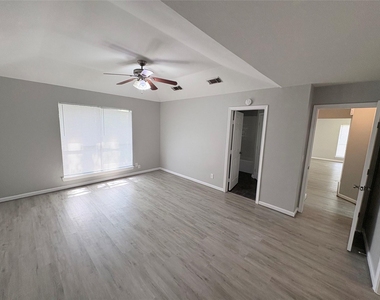 3006 Fort Stockton Drive - Photo Thumbnail 6