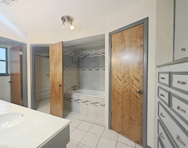 15606 Pinedell Drive - Photo Thumbnail 15