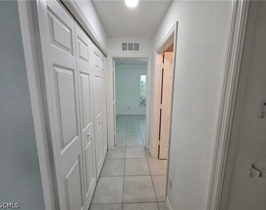 2523 Ne 6th Place - Photo Thumbnail 17