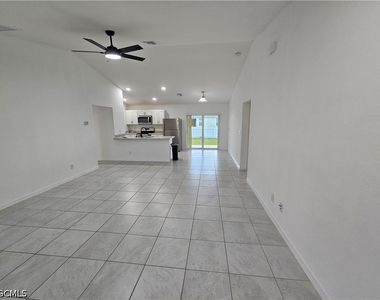 2523 Ne 6th Place - Photo Thumbnail 2