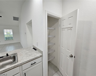 2523 Ne 6th Place - Photo Thumbnail 7