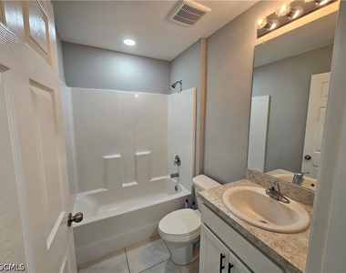 2523 Ne 6th Place - Photo Thumbnail 18