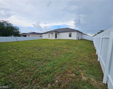 2523 Ne 6th Place - Photo Thumbnail 22
