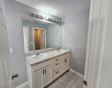 2523 Ne 6th Place - Photo Thumbnail 12