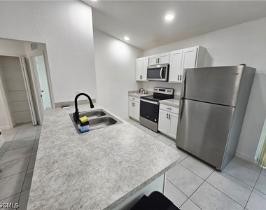 2523 Ne 6th Place - Photo Thumbnail 4