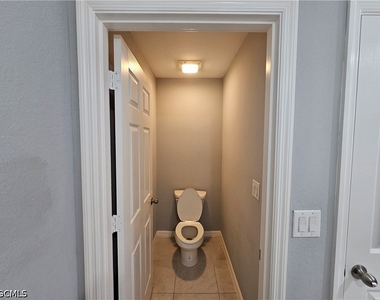 2523 Ne 6th Place - Photo Thumbnail 14
