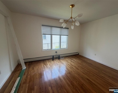 305 Highland - Photo Thumbnail 6
