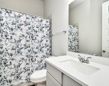 5042 Albany Shores Lane - Photo Thumbnail 9