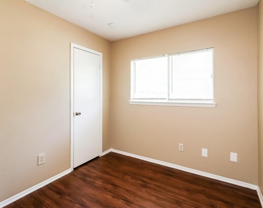 13427 Boonway Drive - Photo Thumbnail 10
