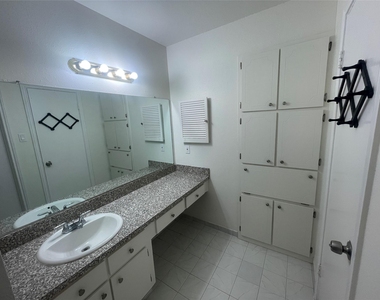 5550 N Braeswood Boulevard - Photo Thumbnail 3