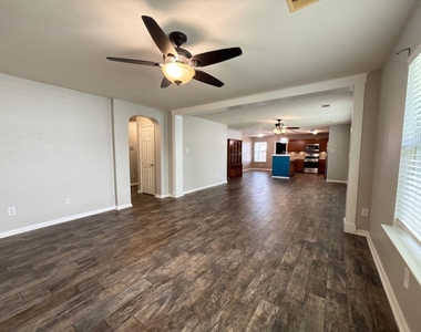 8102 Sanders Glen Lane - Photo Thumbnail 2