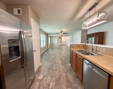 8102 Sanders Glen Lane - Photo Thumbnail 7