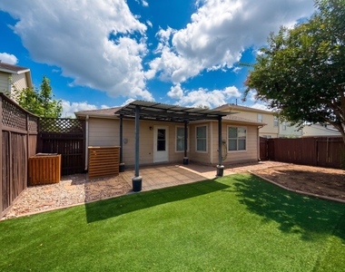 8102 Sanders Glen Lane - Photo Thumbnail 16