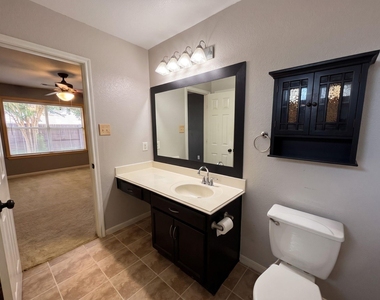 8102 Sanders Glen Lane - Photo Thumbnail 13
