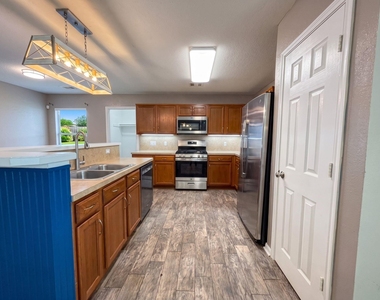 8102 Sanders Glen Lane - Photo Thumbnail 5