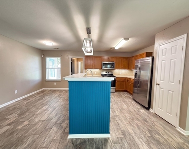 8102 Sanders Glen Lane - Photo Thumbnail 4