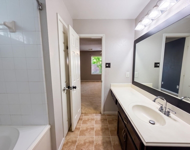 8102 Sanders Glen Lane - Photo Thumbnail 12