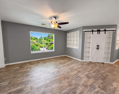 8102 Sanders Glen Lane - Photo Thumbnail 3
