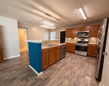 8102 Sanders Glen Lane - Photo Thumbnail 6