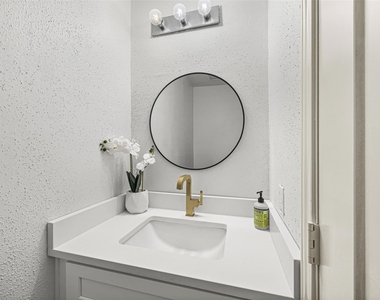 11000 Kinghurst Drive - Photo Thumbnail 5