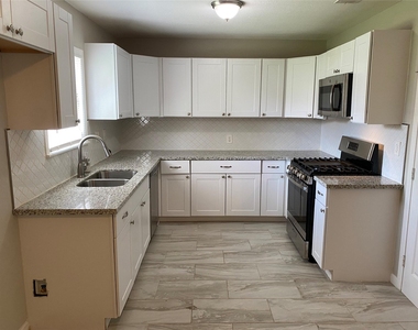 5018 Kenilwood Drive - Photo Thumbnail 2