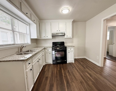 7427 Avenue I - Photo Thumbnail 8