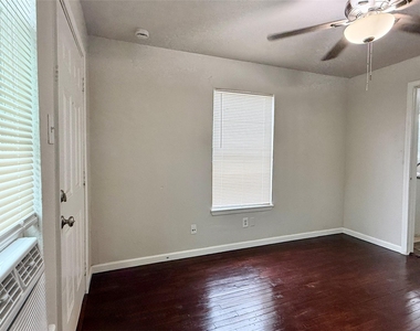 7427 Avenue I - Photo Thumbnail 5
