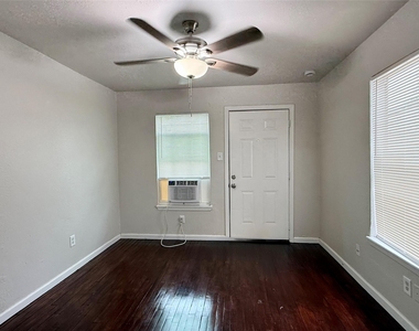 7427 Avenue I - Photo Thumbnail 4