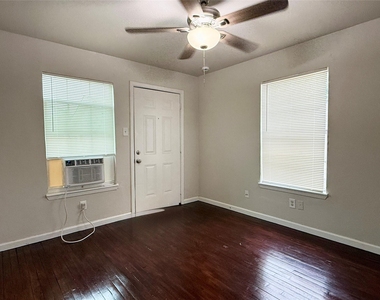 7427 Avenue I - Photo Thumbnail 3