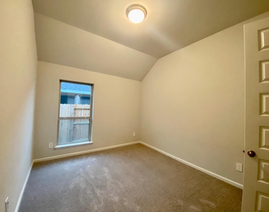 9411 Trestle Creek Court - Photo Thumbnail 15
