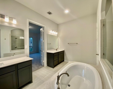 9411 Trestle Creek Court - Photo Thumbnail 10
