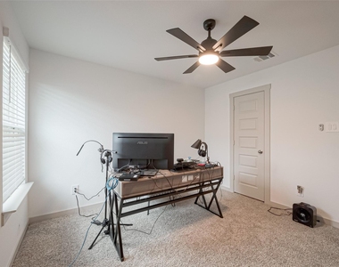 17 Desert Spring Lane - Photo Thumbnail 7