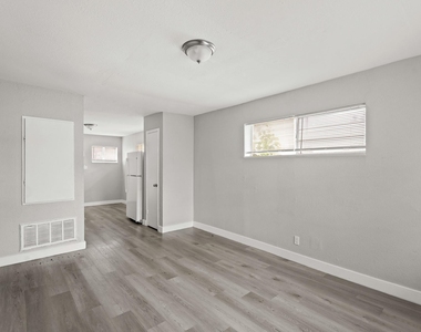 7815 Glass Street - Photo Thumbnail 1