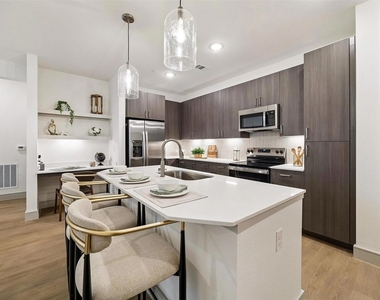 13959 Hillcroft Ave - Photo Thumbnail 5