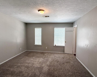 503 Willow West Drive - Photo Thumbnail 9