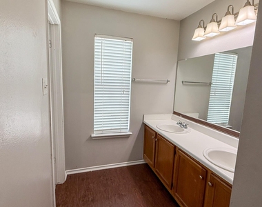 503 Willow West Drive - Photo Thumbnail 12