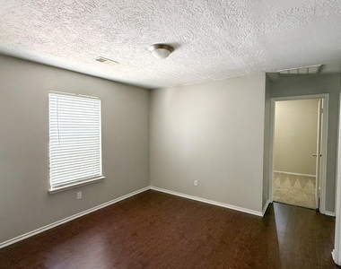 503 Willow West Drive - Photo Thumbnail 7