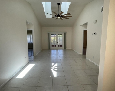 613 Manatee Drive - Photo Thumbnail 5