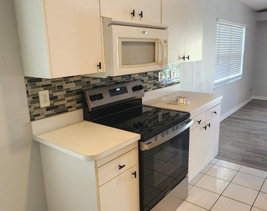 8043 Bracken Lane - Photo Thumbnail 17