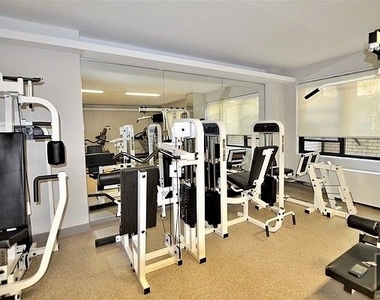 East 49 Street - Photo Thumbnail 5