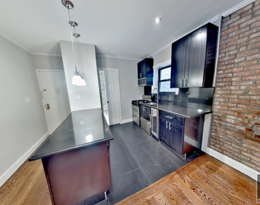 West 52nd Street - Photo Thumbnail 2