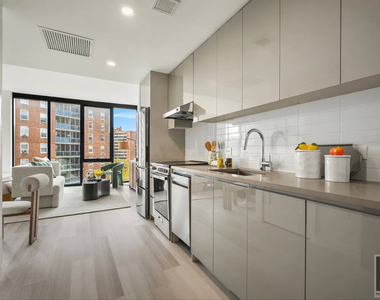 East 44th Street - Photo Thumbnail 5