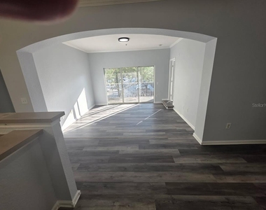 9401 Crescent Loop Circle - Photo Thumbnail 2