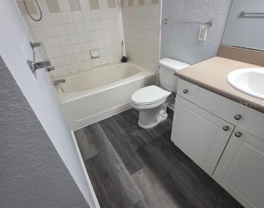 9401 Crescent Loop Circle - Photo Thumbnail 8