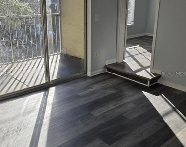 9401 Crescent Loop Circle - Photo Thumbnail 13