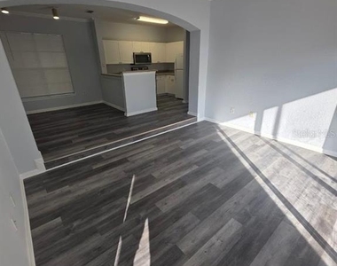 9401 Crescent Loop Circle - Photo Thumbnail 1