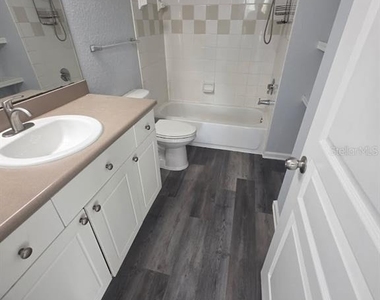 9401 Crescent Loop Circle - Photo Thumbnail 6