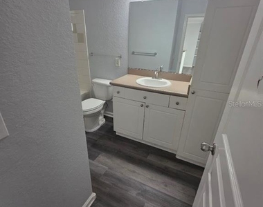 9401 Crescent Loop Circle - Photo Thumbnail 7